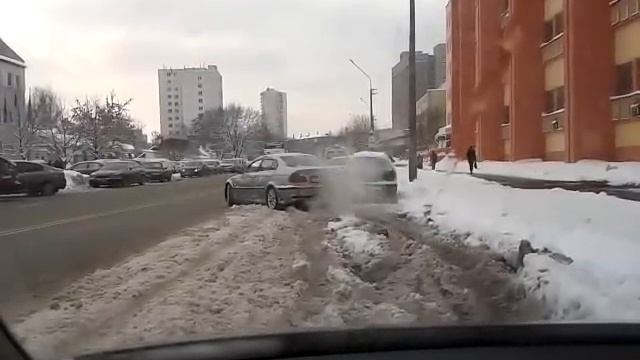 BMW не может тронуться по снегу смотреть онлайн