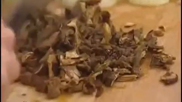 Пирог мясной с грибами из слоёного теста.11.11.15. смотреть онлайн