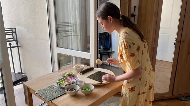 КАК ПРИГОТОВИТЬ СУШИ. ВЕГАНСКИЕ РОЛЛЫ БЕЗ РИСА. смотреть онлайн