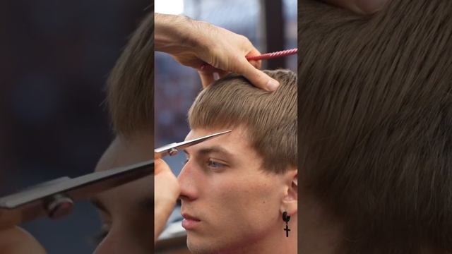 Стрижка бритвой #обучениепарикмахеров #парикмахермосква #мужскаястрижка #стрижкамосква смотреть онлайн