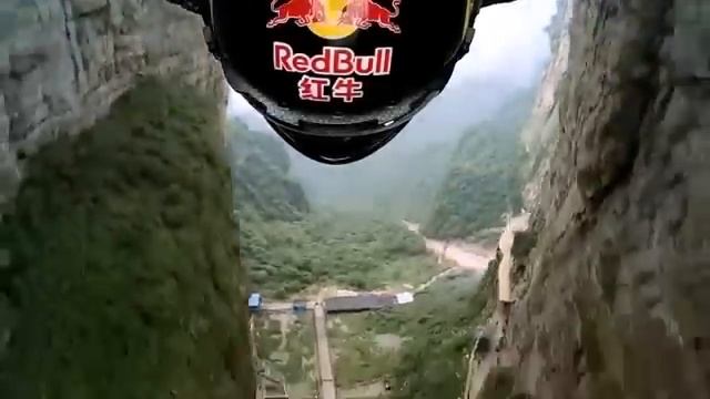 First Wingsuit Flight Through Heaven's Gate смотреть онлайн