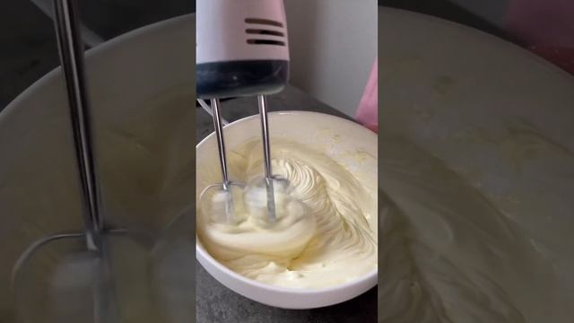 Меренговый торт «Бревно»?? #shorts смотреть онлайн