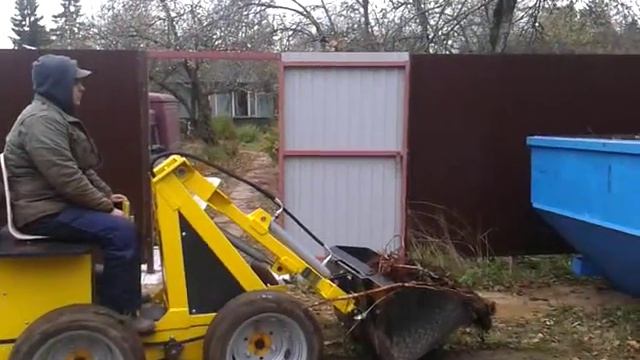 Бортоповоротный минитрактор на гидроприводе. Погрузка в контейнер. смотреть онлайн