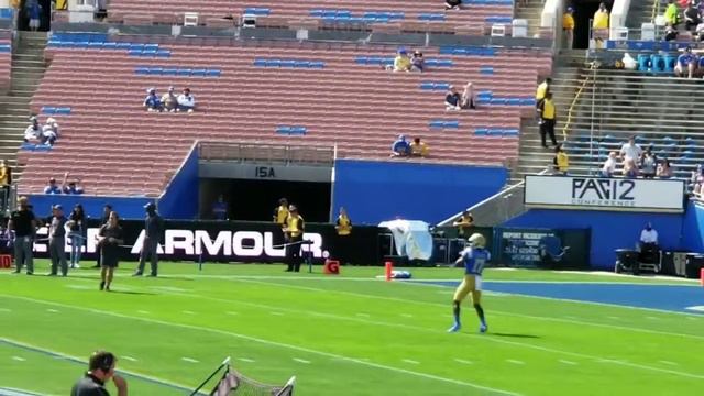 @josiah_norwood warming up for his first UCLA game. смотреть онлайн