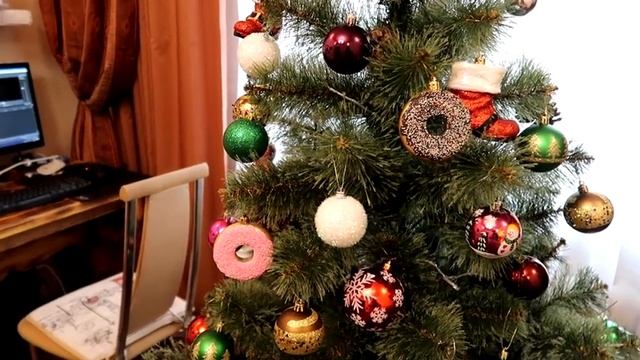 НАРЯЖАЕМ ЕЛКУ ? ВЫБИРАЕМ НОВОГОДНИЕ УКРАШЕНИЯ ? смотреть онлайн