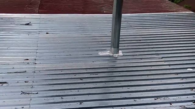 ПОКРЫВАЕМ КРЫШУ ГАРАЖА ПОДРУЧНЫМ МАТЕРИАЛОМ смотреть онлайн