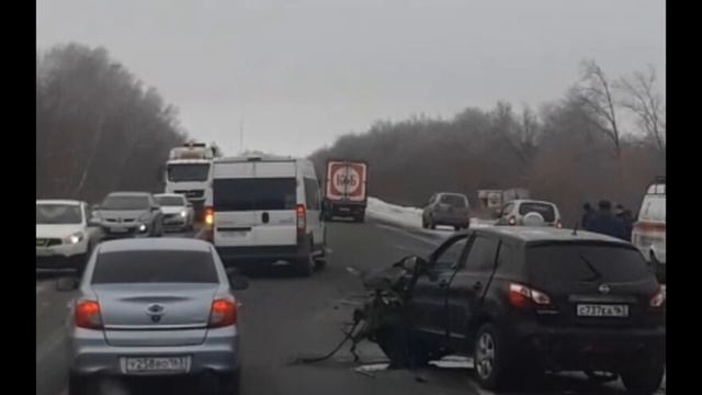 Ниссан столкнулся с Ладой под Самарой смотреть онлайн