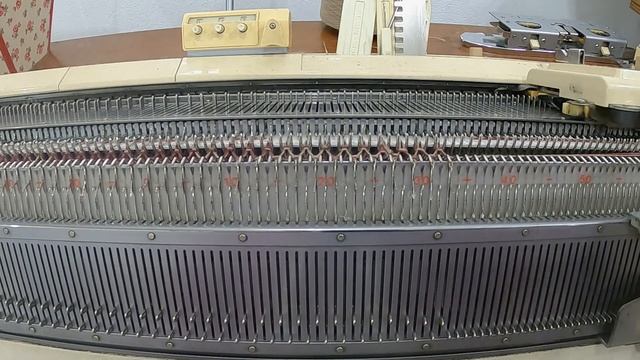 Colete Aberto Na Lateral Em Malha Inglesa Feito Em Máquina De Tricô