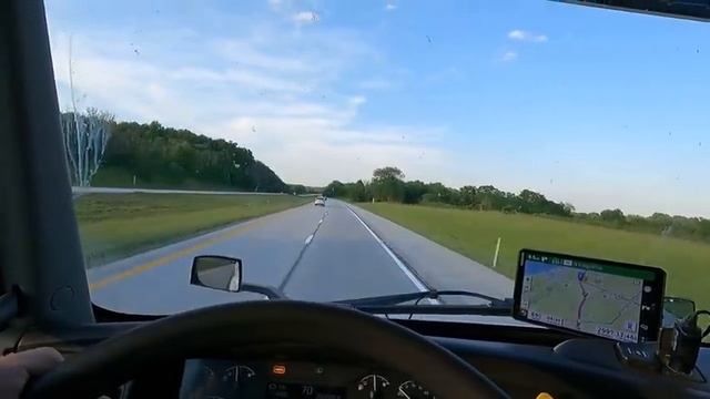 Дальнобой по США. Мчимся в штат Нью-Йорк с металлом. Устанавливаем новые брызговики. смотреть онлайн