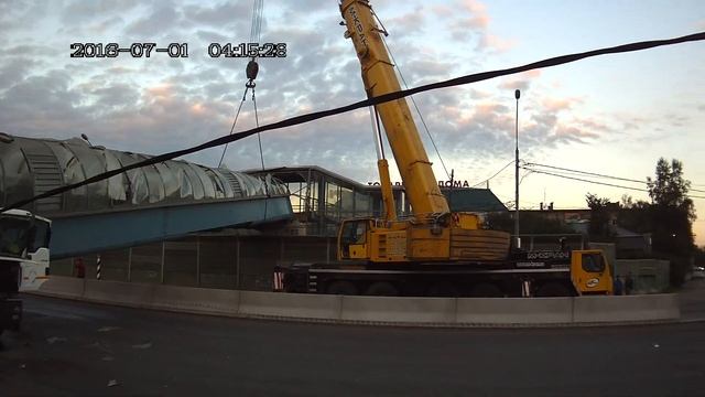На 49-м километре трассы М-10 самосвал снес пешеходный мост на себя. . смотреть онлайн