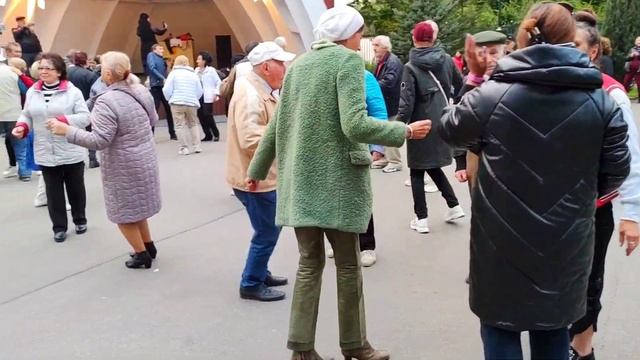 Любовь меня взяла в железные тиски Танцы ??? в парке Горького Харьков Октябрь 2021 ?❤️ смотреть онлайн