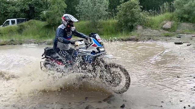 Water crossing with Honda Africa Twin CRF1000L смотреть онлайн