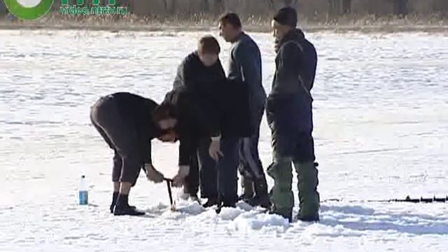 Машина Провалилась Под Лед.avi смотреть онлайн