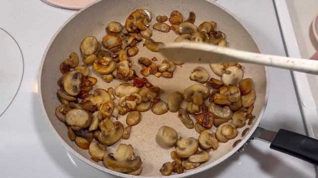 Creamy Garlic Herb Mushroom Chicken | Restaurant Quality Meal Ideas смотреть онлайн
