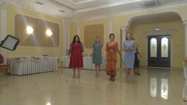 Интересный конкурс девушек на свадьбе. Принеси то, о чем поётся в песне. смотреть онлайн