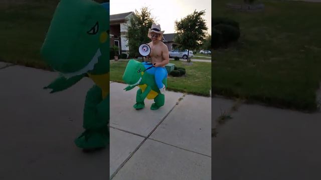 Inflatable Dinosaur Costume смотреть онлайн