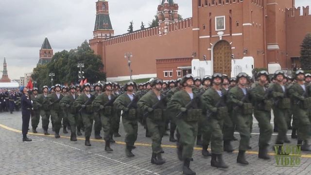 День ВДВ на Красной площади... смотреть онлайн