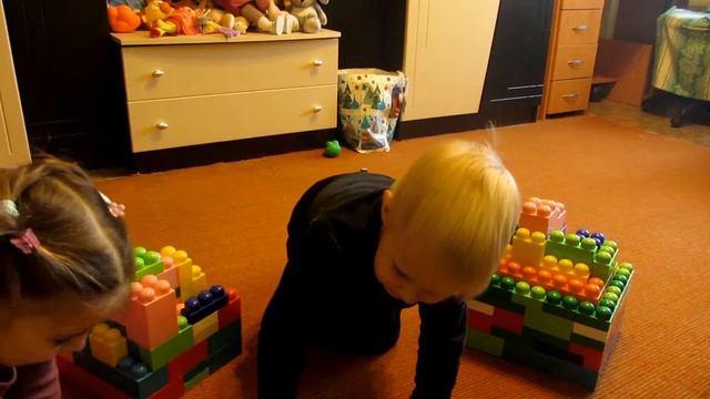 Как придумать интересную игру из подручных игрушек? смотреть онлайн