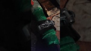 Устранение течи на трубе отопления