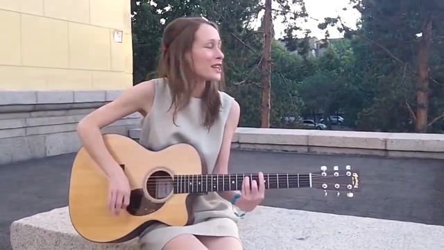 Девушка поет под гитару Zaz je veux на Русском языке смотреть онлайн