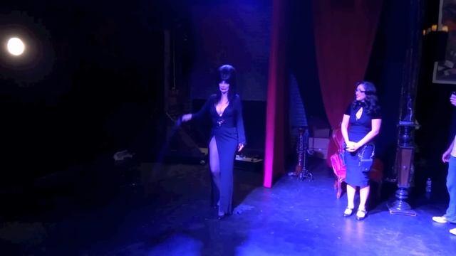 Michelle Nyree teaches Elvira, Mistress of the Dark how to Crack a Whip!!!! смотреть онлайн