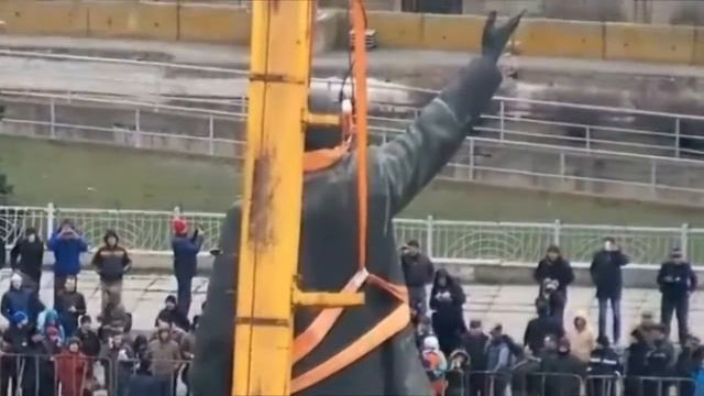 Памятник Ленину в Запорожье убрали смотреть онлайн