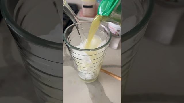 Juicing: celery, apples, grapes, ginger смотреть онлайн