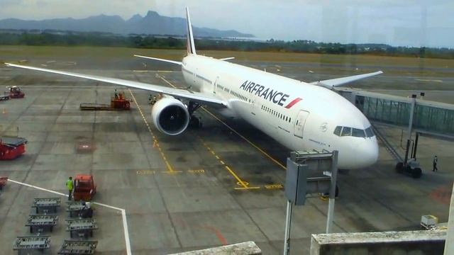 Air France boeing 777-300er approaching gate at Mauritius Airport смотреть онлайн