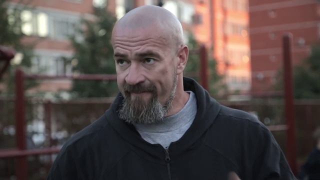 Урок ушу. Сергей Бадюк в гостях у Каролины Севастьяновой смотреть онлайн