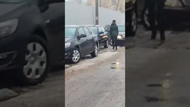 Девушка учит девушку парковаться. смотреть онлайн