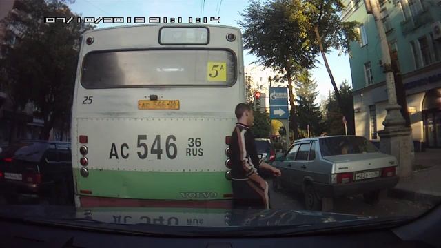 Воронеж. Нарушают ПДД ВСЕ! и Пешеходы и Автомобилисты. смотреть онлайн