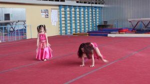 Сестры - гимнастки  танец  "Джими джими ача ача"