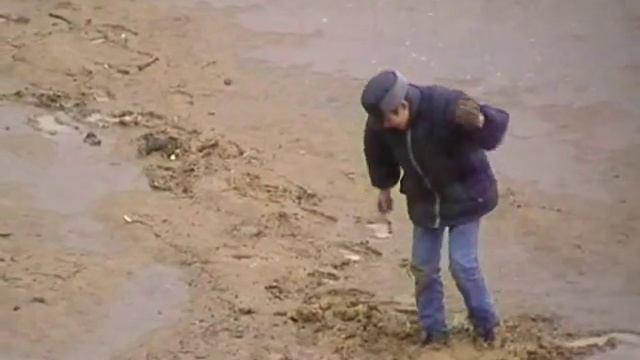 ПАЦАН ЗАСТРЯЛ В ГРЯЗИ смотреть онлайн