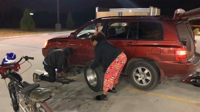 Бездомный не побоялся отдать последние деньги незнакомке. Помог!