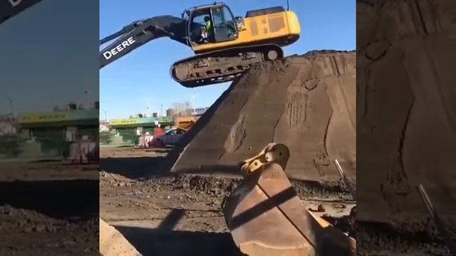 Спуск экскаватора с горы смотреть онлайн