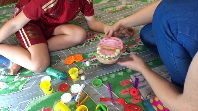 Делаем зубы для Мистер Зубастик/Play-Doh смотреть онлайн