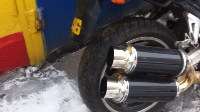 звук глушителя двойной прямоток на SUZUKI .MOV смотреть онлайн