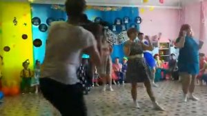 Танец мам-стиляг. Выпускной в саду 2018