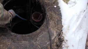 Прочищаю канализационную трубу от дома до выгребной ямы самодельным приспособлением.