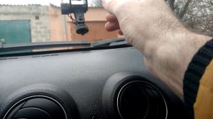 Если держатель телефона плохо держится на стекле.