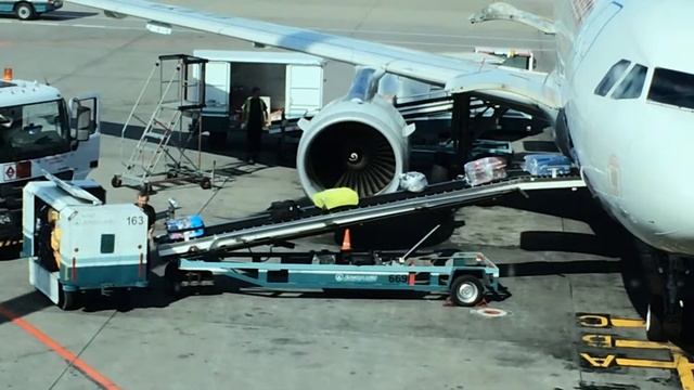 Погрузка багажа в самалет смотреть онлайн