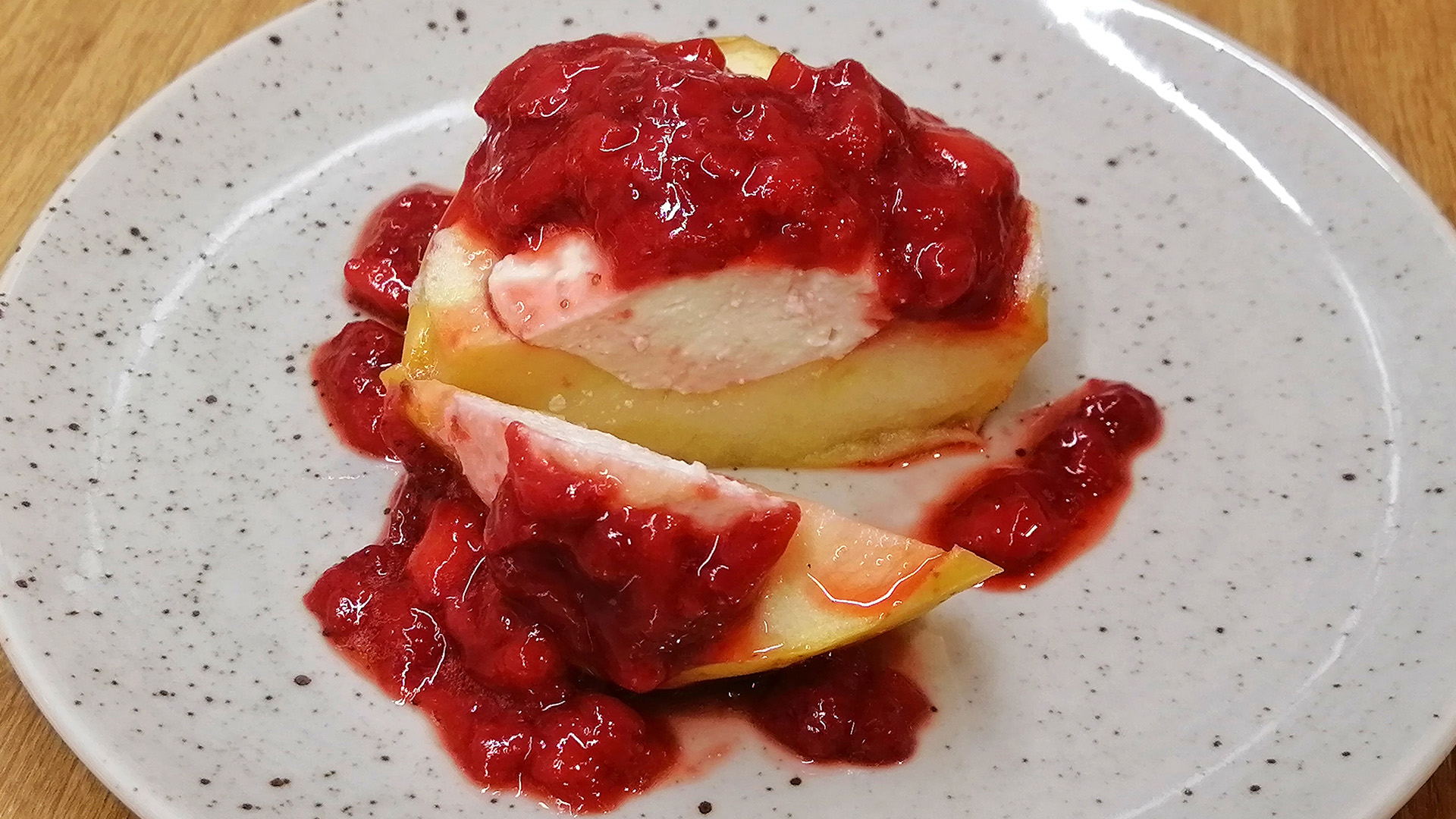 ЗАПЕЧЕННОЕ ЯБЛОКО с творогом и клубникой смотреть онлайн