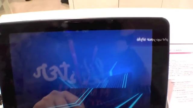 Hands On of the LG Optimus Pad during MWC 2011 смотреть онлайн