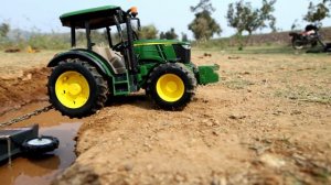 Тракторы и самосвалы засыпают яму