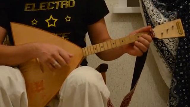 Балалайка - игра правой рукой (видеоурок) смотреть онлайн