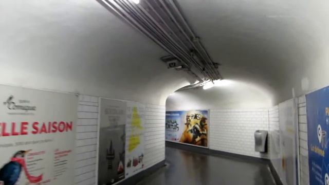 Walk around Arts Et Metiers Metro Station in Paris смотреть онлайн