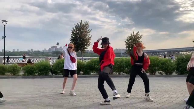 [K-POP IN PUBLIC] Stray Kids (스트레이 키즈) 'DOMINO' смотреть онлайн