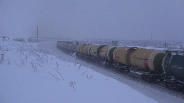 Тепловоз 3ТЭ10У-0026 с грузовым поездом штурмует подъём
