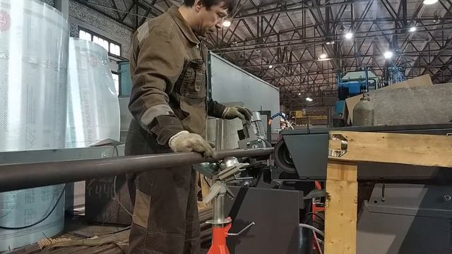 Шлифовка круглых труб на бесцентровочном ленточно-шлифовальном станке GRIT индустриальной серии GI смотреть онлайн