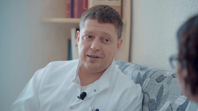 Любите себя.Не работайте много.Не пейте плохие напитки. Kнижку и ноги кверху.Владимир Сорокин